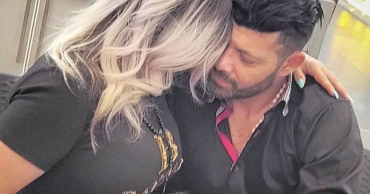 شاهد .. جوليان فرحات يدخل القفص الذهبي وقبلة رومانسية تجمعه بزوجته - بالصور