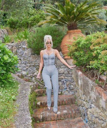 شاهد .. كيم كارداشيان بإطلالة ساحرة من بورتوفينو وابنتها نورث تبدو أكبر من عمرها-بالصور