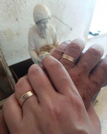 شاهد .. جوليان فرحات يدخل القفص الذهبي وقبلة رومانسية تجمعه بزوجته - بالصور