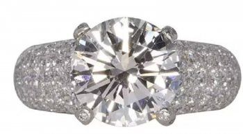 شاهد .. بالصورة - خاتم خطوبة شانا موكلر الى ترافيس باركر يحقق هذا الرقم في المزاد