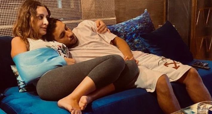 بالصور – أنغام بكتف مربوط تحتضن إبنها الاكبر