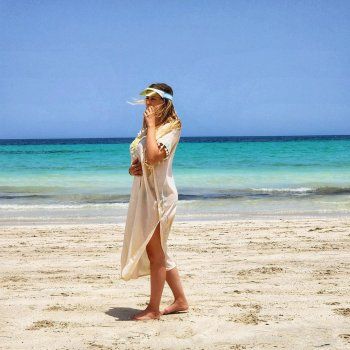 شاهد .. بالصور- عائشة بن أحمد تتألق بإطلالة صيفية مميزة