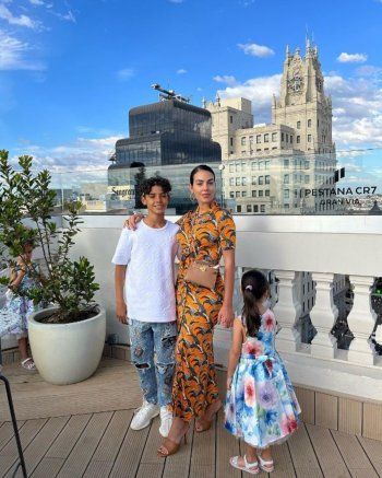 شاهد .. جورجينا روديغيز تستمتع بوقتها مع الأولاد في مدريد-بالصور