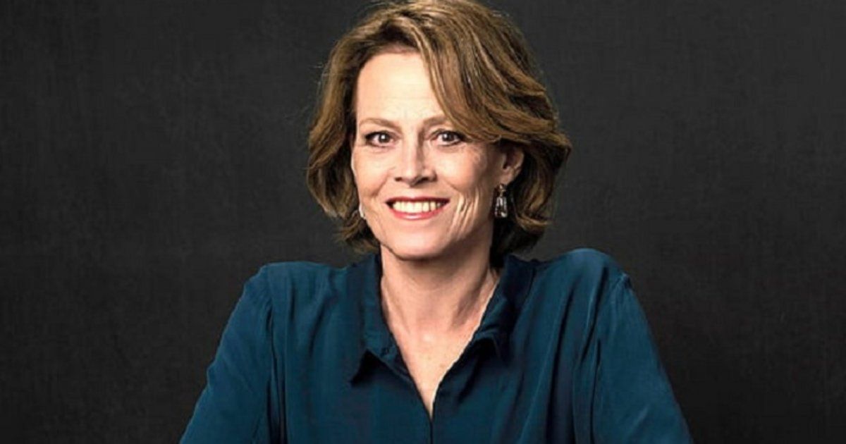 شاهد .. سيغورني ويفر توجه تحية للممثل الراحل راي ليوتا