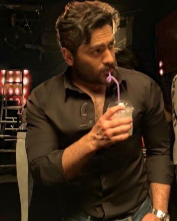 شاهد .. تامر حسني يروج لفيلمه الجديد "بحبك" بصورة من الكواليس