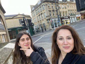 شاهد .. بالصورة - كارين رزق الله بإطلالة من بريطانيا مع إبنتها