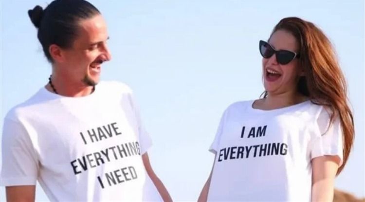 صورة للعرسان الجداد من شهر العسل .. دنيا عبد العزيز وزوجها – شاهد