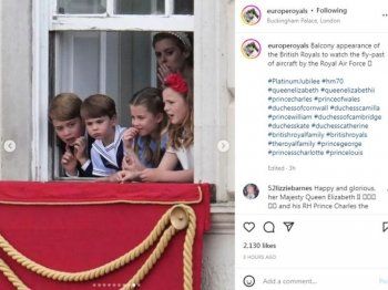 شاهد .. الملكة إليزابيث وأفراد العائلة المالكة يطلون على شرفة قصر باكينغهام والأمير لويس يلفت الأنظار-بالصور والفيديو