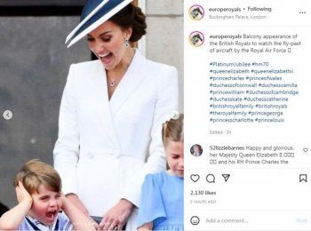 شاهد .. الملكة إليزابيث وأفراد العائلة المالكة يطلون على شرفة قصر باكينغهام والأمير لويس يلفت الأنظار-بالصور والفيديو