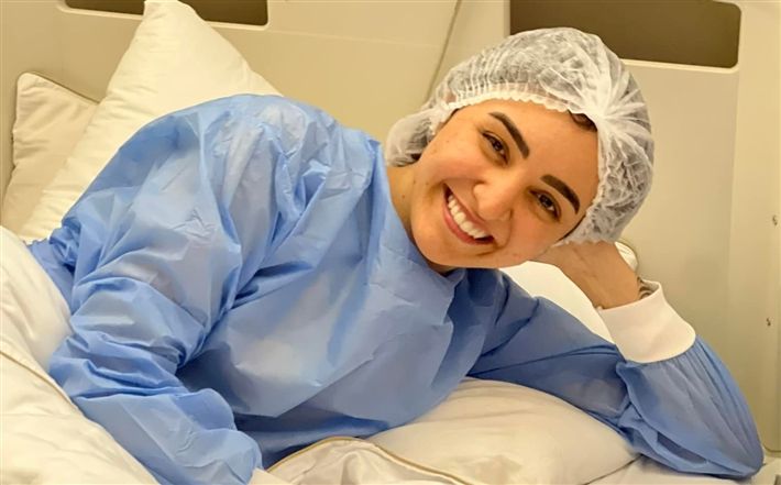 بالصور – هلا رشدي تجري عملية جراحية في الظهر