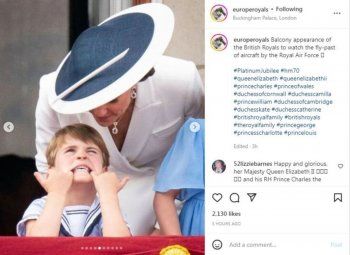 شاهد .. الملكة إليزابيث وأفراد العائلة المالكة يطلون على شرفة قصر باكينغهام والأمير لويس يلفت الأنظار-بالصور والفيديو