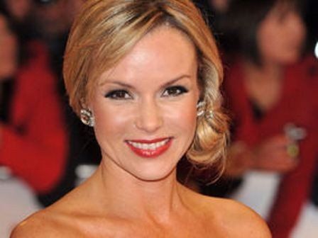 شاهد .. بالصور - أماندا هولدن بإطلالة مذهلة مطرزة بالكريستال