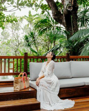 شاهد .. ياسمين صبري بإطلالة رائعة باللون الأبيض.. وفستانها حديث المتابعين