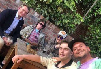 شاهد .. بالصور- جوني ديب يزور مركزاً للحيوانات ويحتضن حيوانا يتيما..فهل قصد إيصال رسالة؟