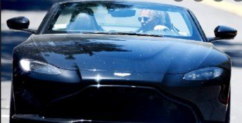 شاهد .. بالصورة - ماثيو بيري يستمتع بقيادة سيارته الأستون مارتين كم يبلغ سعرها؟