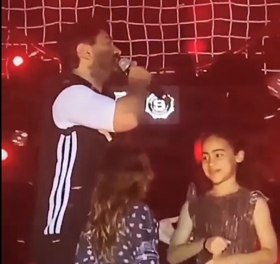 برفقة بناته.. تامر حسني ينفي شائعات الطلاق من حفل الجامعه الامريكية- فيديو