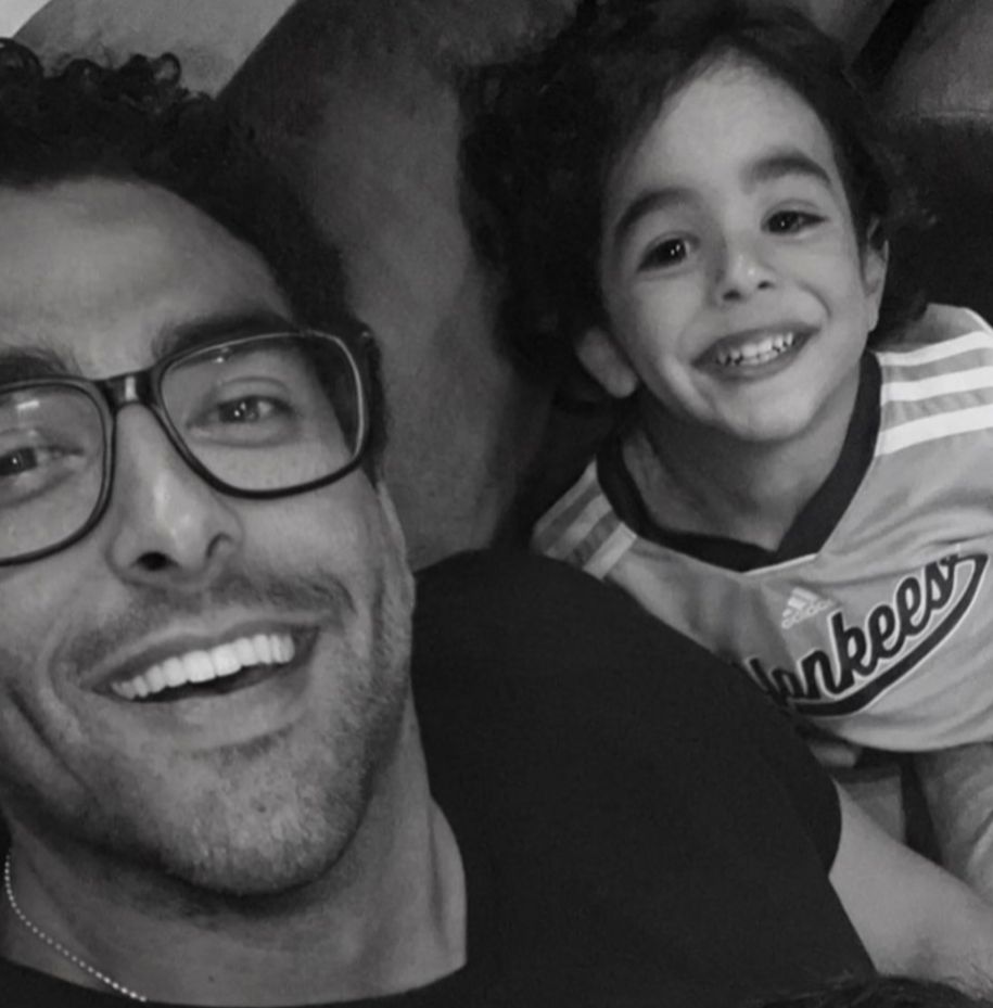 محمد كيلاني يخطف الانظار برفقة اطفاله- شاهد