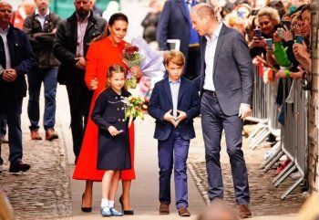 شاهد .. الأمير ويليام وكيت ميدلتون يصطحبان ولداهما الى مقاطعة وايلز