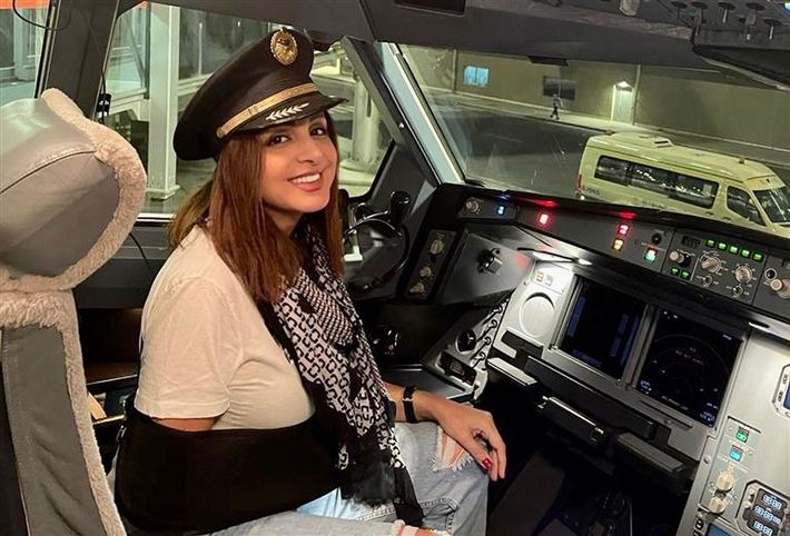 بالصور – أنغام تقود طائرة بيد واحدة