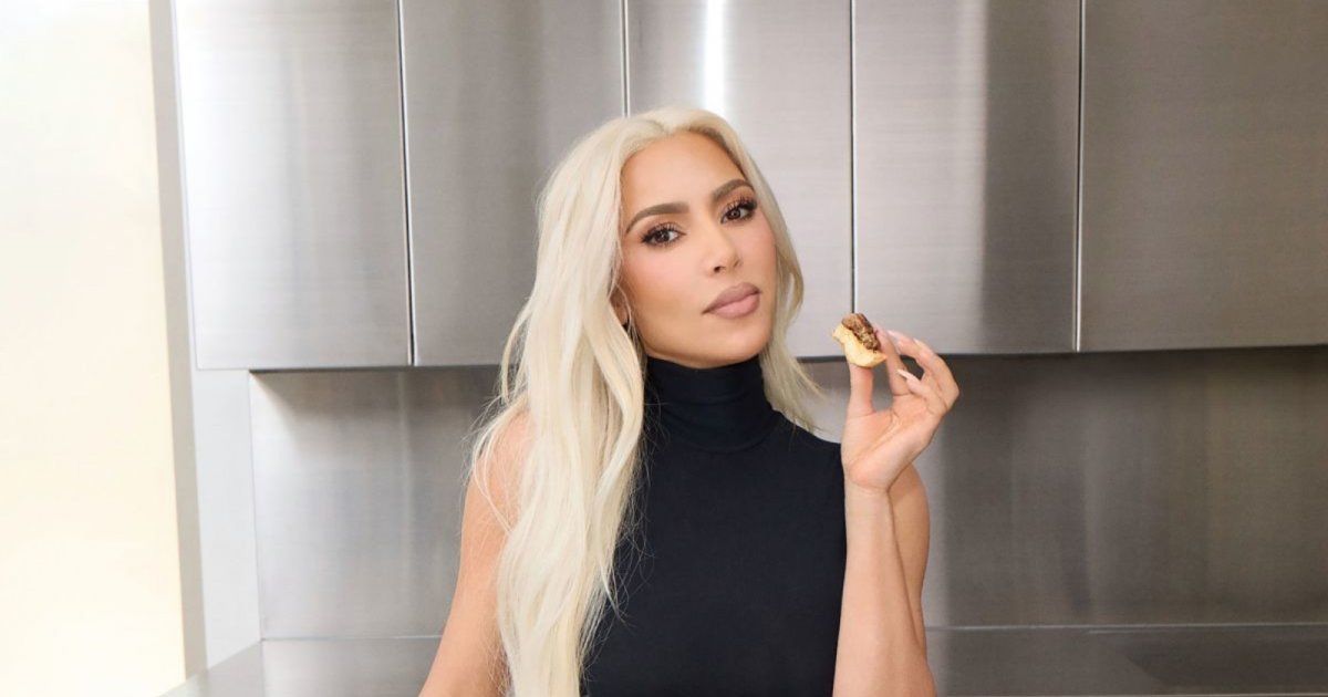 شاهد .. كيم كارداشيان تتألق بإطلالة لامعة.. وجمالها حديث المتابعين