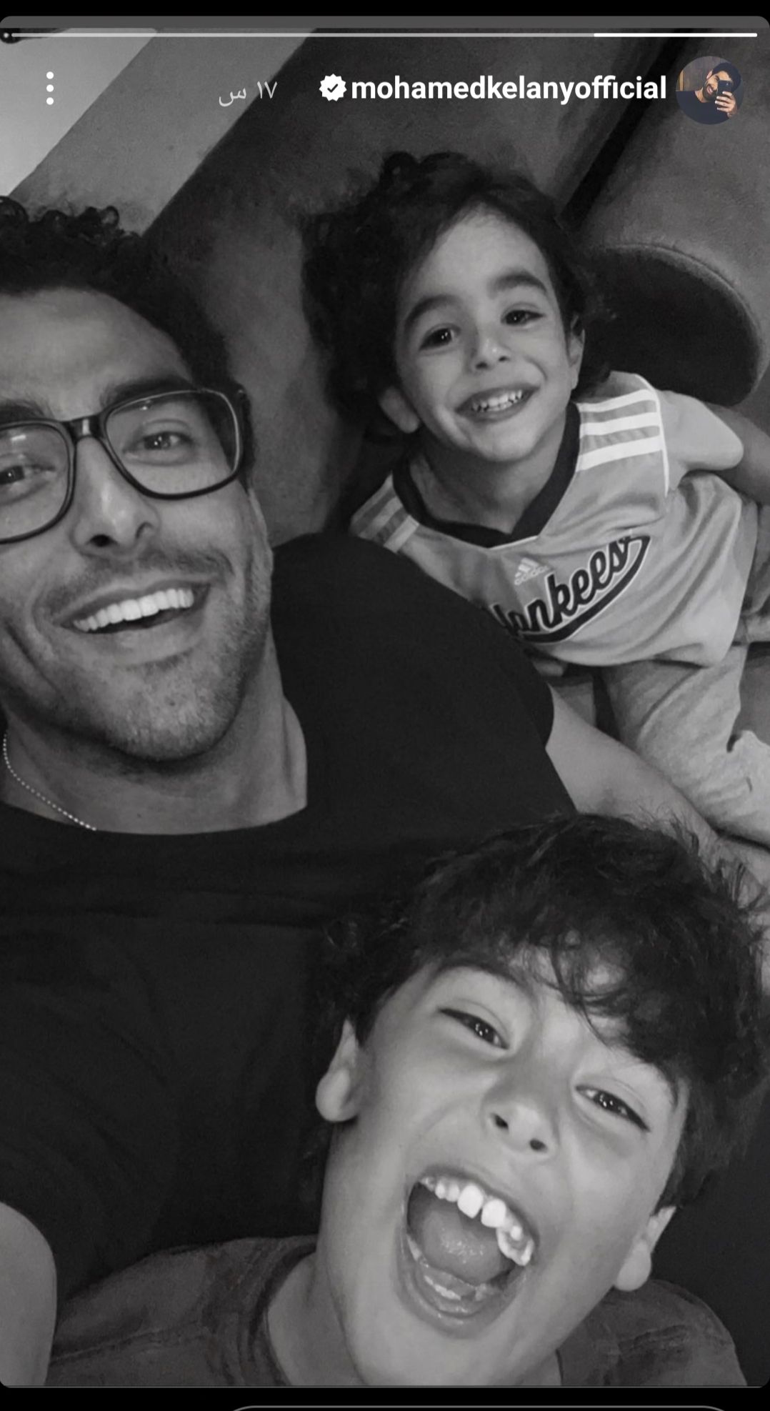 محمد كيلاني يخطف الانظار برفقة اطفاله- شاهد