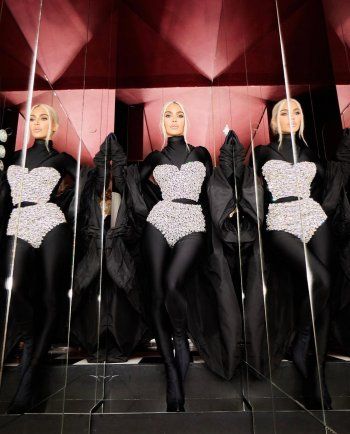 شاهد .. كيم كارداشيان تتألق بإطلالة لامعة.. وجمالها حديث المتابعين