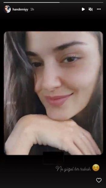 شاهد .. هاندا أرتشيل تطل من القطار من دون ماكياج.. وجمالها الطبيعي يلفت الأنظار