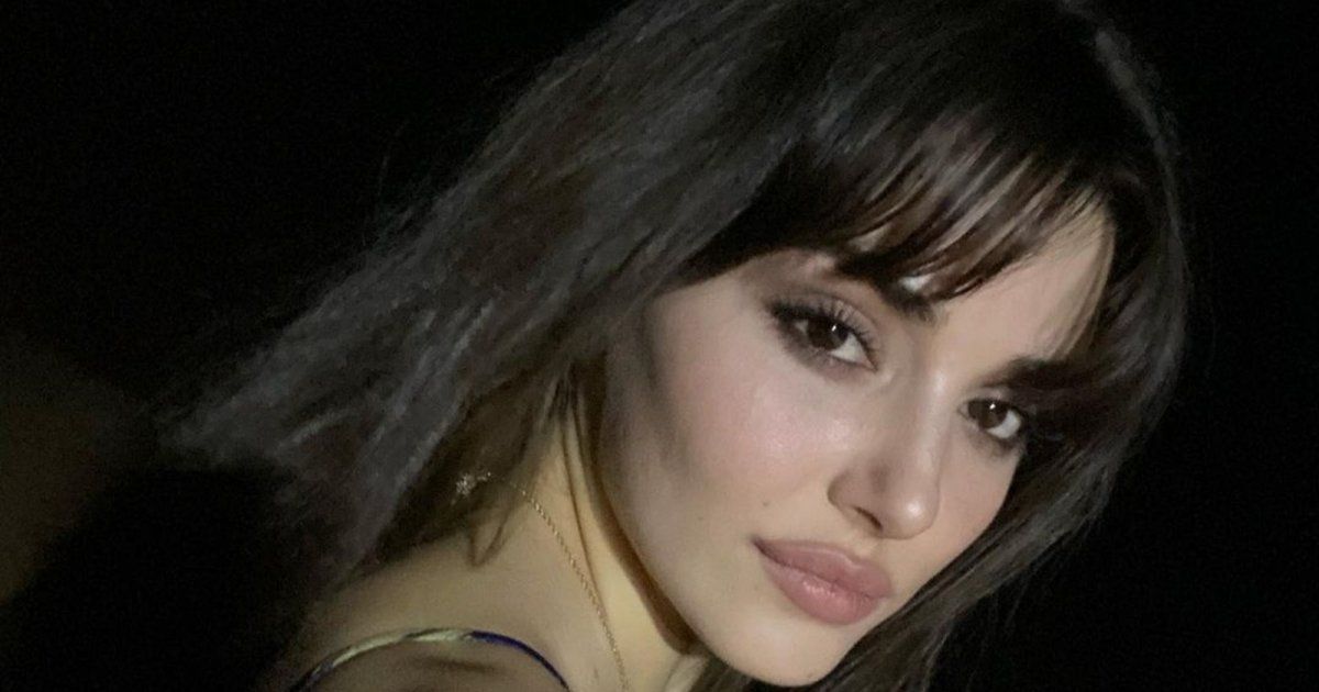 شاهد .. هاندا أرتشيل تطل من القطار من دون ماكياج.. وجمالها الطبيعي يلفت الأنظار