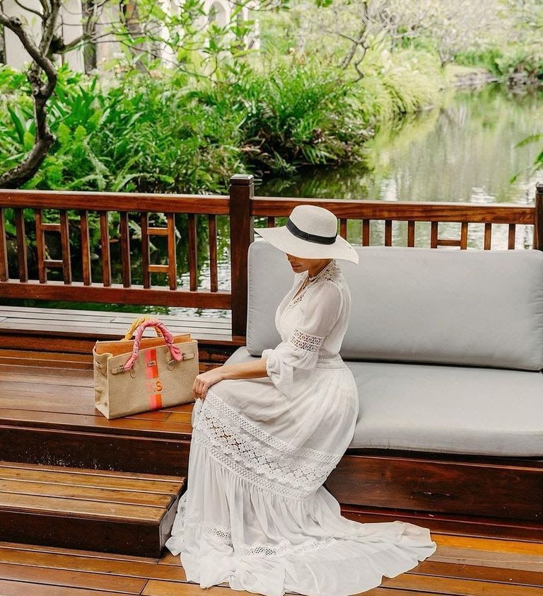 بالصور .. ياسمين صبري تستجم وسط الطبيعة بإطلالة بيضاء – شاهد