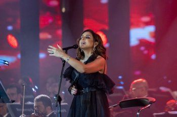 شاهد .. بأول حفل غنائي لها بعد عمليتها الجراحية.. هكذا إستقبل الجمهور أنغام