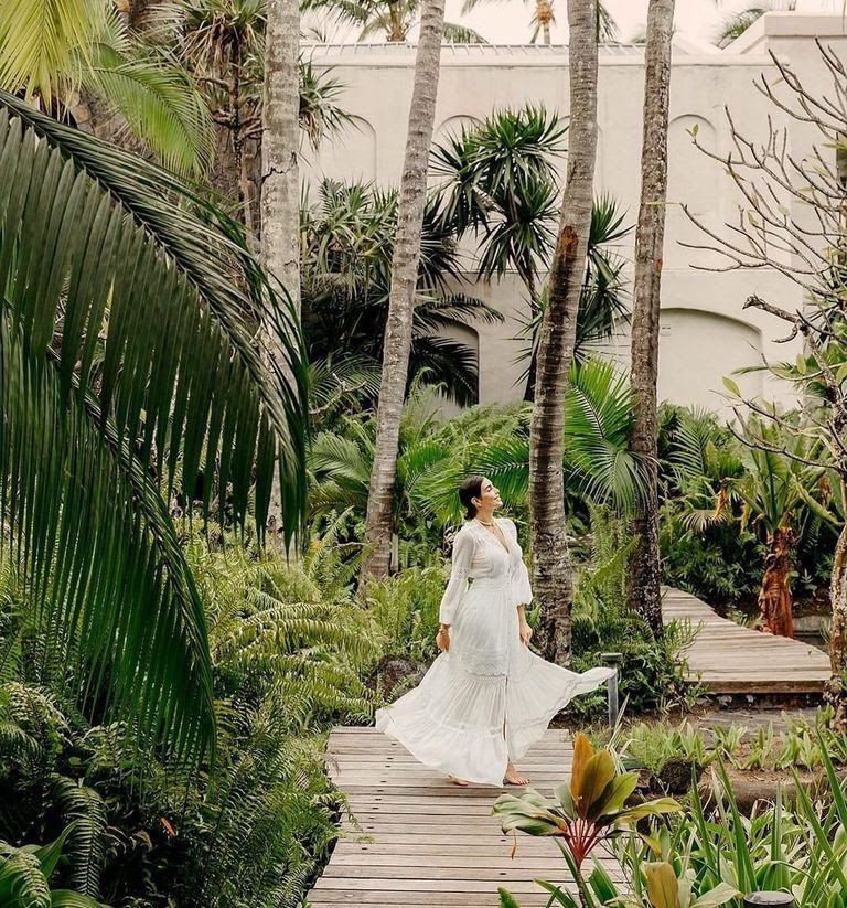 بالصور .. ياسمين صبري تستجم وسط الطبيعة بإطلالة بيضاء – شاهد