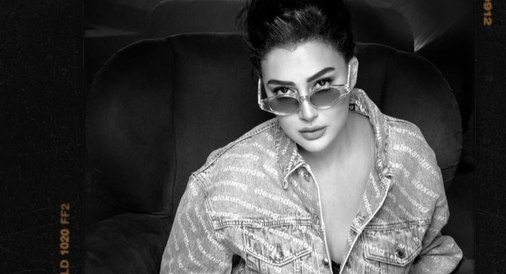 بالصور – غادة عبد الرازق في إطلالة صيفية علي البحر