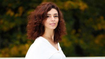 شاهد .. "طرد" ممثلة تركية شهيرة من مسلسل "ألب أرسلان" بسبب تغريدة