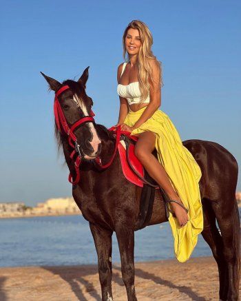 شاهد .. كارلا حداد بصورة من البحر الأحمر