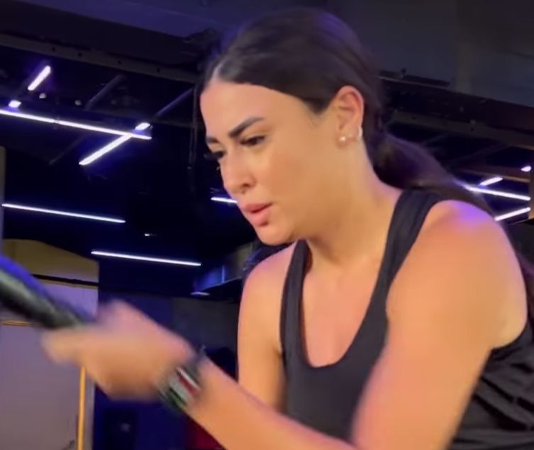ميرنا نور الدين تستعرض رشاقتها من داخل الجيم – فيديو