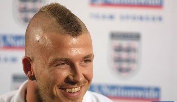 شاهد .. ديفيد بيكهام يتحدث عن تسريحات شعره المتنوعة في الماضي