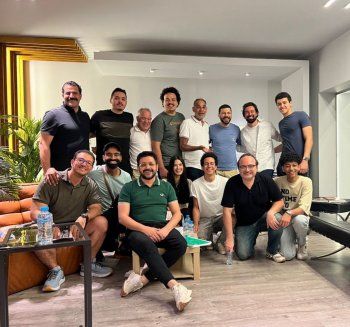 شاهد .. أحمد حاتم يعود من سفره لبيع ممتلكاته