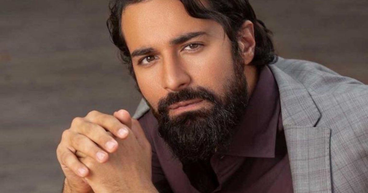 شاهد .. أحمد حاتم يعود من سفره لبيع ممتلكاته