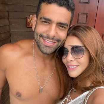 شاهد .. محمد كيلاني يحتفل بعيد ميلاد زوجته بطريقة رومانسية