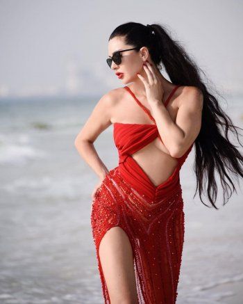 شاهد .. لاميتا فرنجية حديث المتابعين بسبب فتحة فستانها الجريئة والغريبة - بالصور