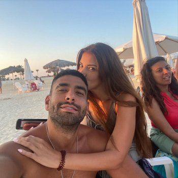 شاهد .. محمد كيلاني يحتفل بعيد ميلاد زوجته بطريقة رومانسية