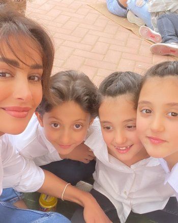 شاهد .. بعد غياب طويل عن مواقع التواصل الإجتماعي.. كندة حنا تطل مع أولادها