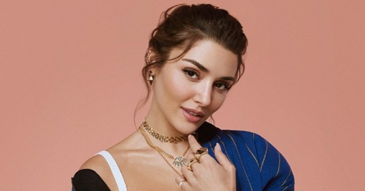 شاهد .. هاندا أرتشيل تسحر القلوب بأحدث إطلالاتها من الصحراء.. شاهد