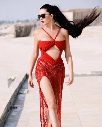 شاهد .. لاميتا فرنجية حديث المتابعين بسبب فتحة فستانها الجريئة والغريبة - بالصور