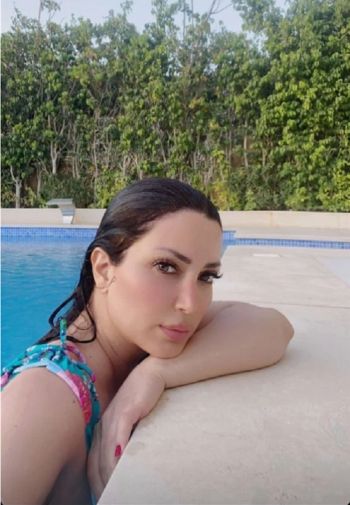 شاهد .. نسرين طافش بإطلالة صيفية مميزة من داخل حوض السباحة