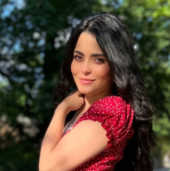 أسماء جلال تتألق بفستان احمر قصير في احدث ظهور لها- شاهد