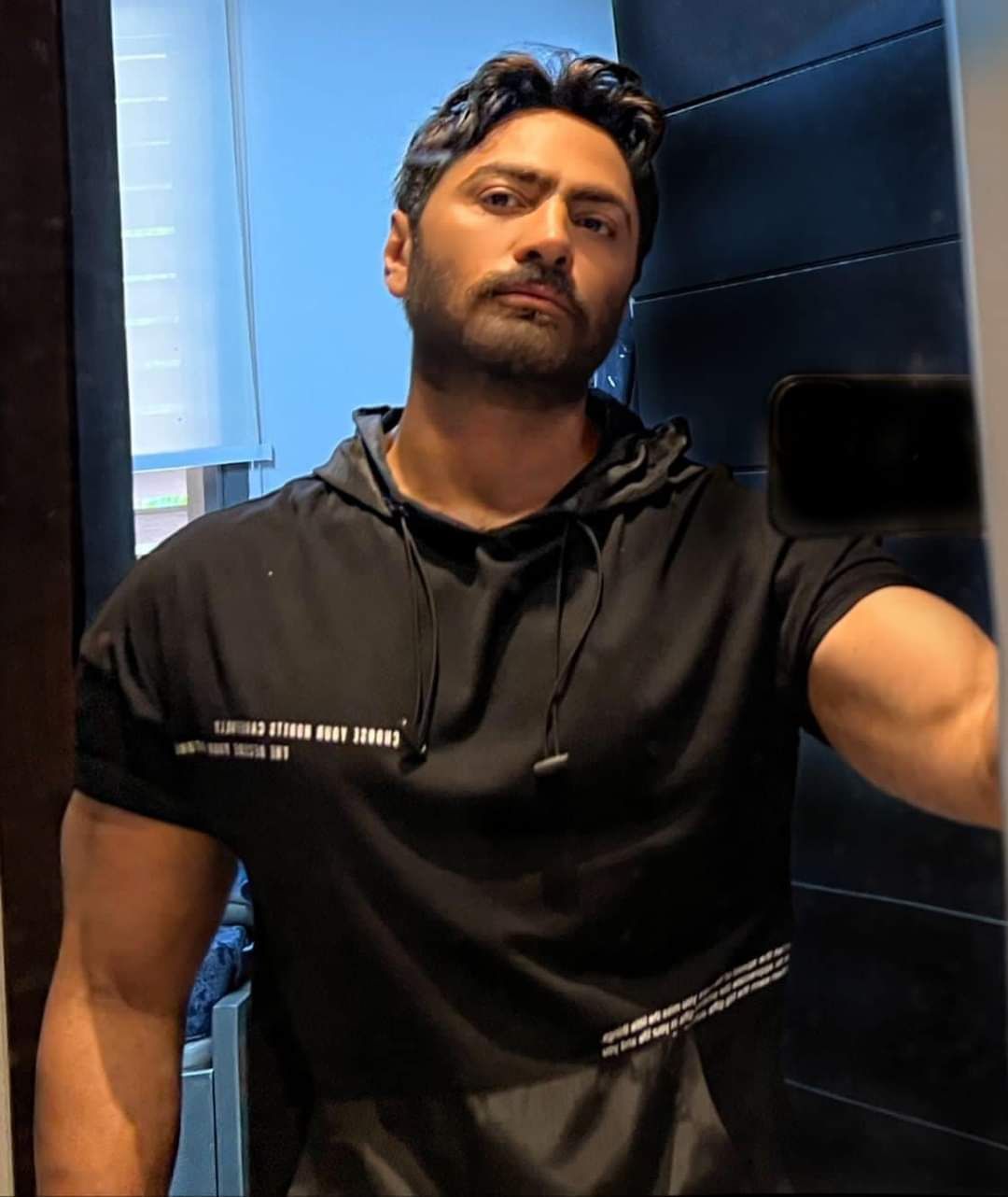 تامر حسني يشوق جمهوره لحفل جدة غداً- شاهد