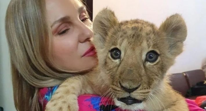 إوعي تتخربشي – شيرين رضا تحتضن شبلا صغيرا .. شاهد