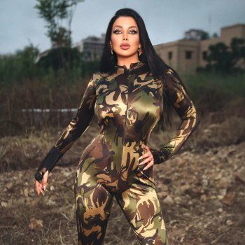 شاهد .. رولا يموت ترتدي البدلة العسكرية على طريقتها... والمعجبون يطلبون ان تلقي القبض عليهم! - بالصورة