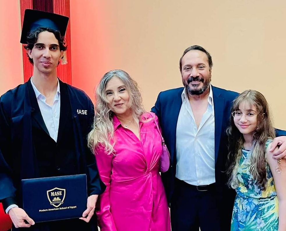 علي الحجار يحتفل بتخرج ابنه من المدرسة- شاهد